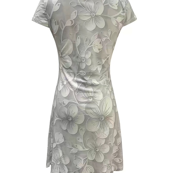 Floral print dress.  Casual V-neck short sleeve summer dress.  Machine Washable - Picture 3 of 7